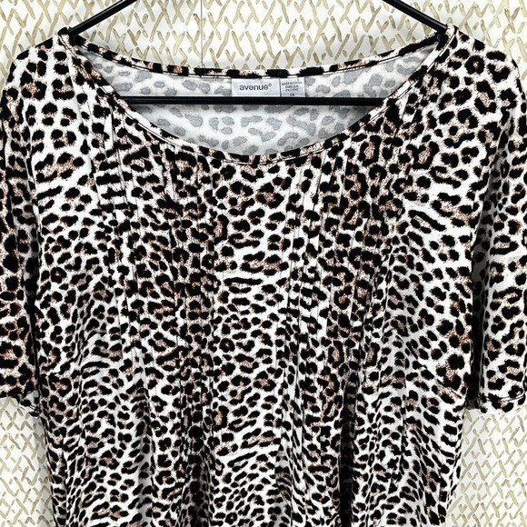 Avenue Women Top 14 Animal Print Pleated Stretch Short Sleeve Round Neckline NEW - Picture 4 of 7
